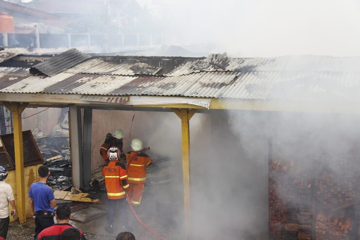pekanbaru indonesia august 1 2015 firefighters try extinguish fire that engulfs community 371008 31 1